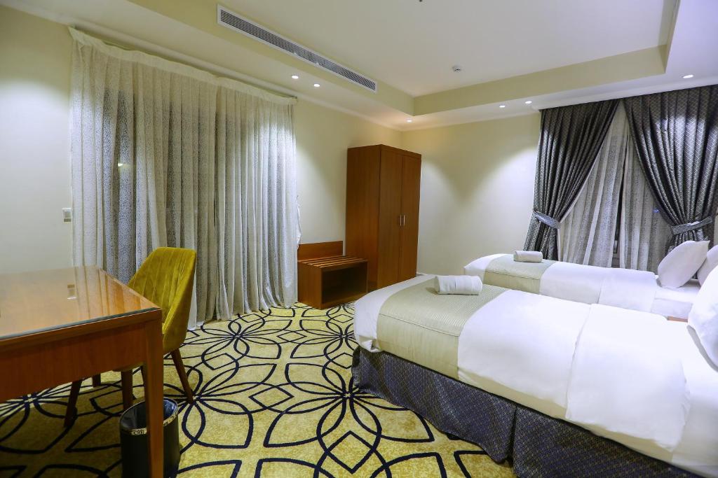 Postel nebo postele na pokoji v ubytování Lotaz Hotel Apartments - Al Salamah