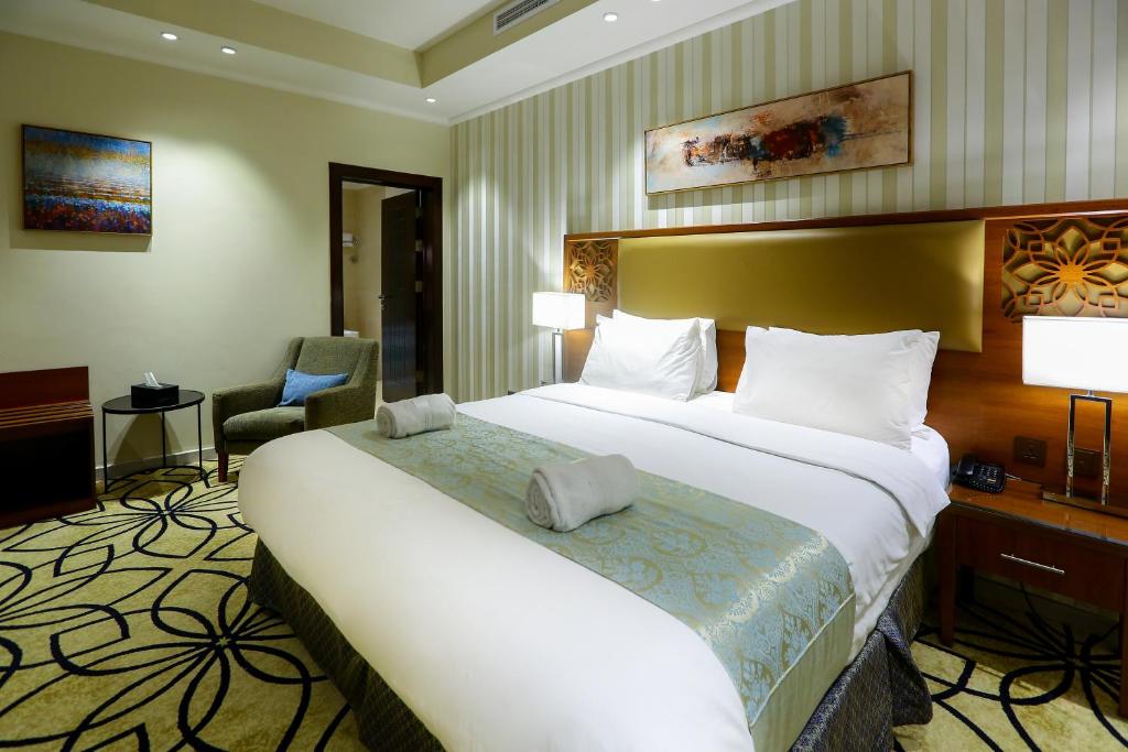 Postel nebo postele na pokoji v ubytování Lotaz Hotel Apartments - Al Salamah