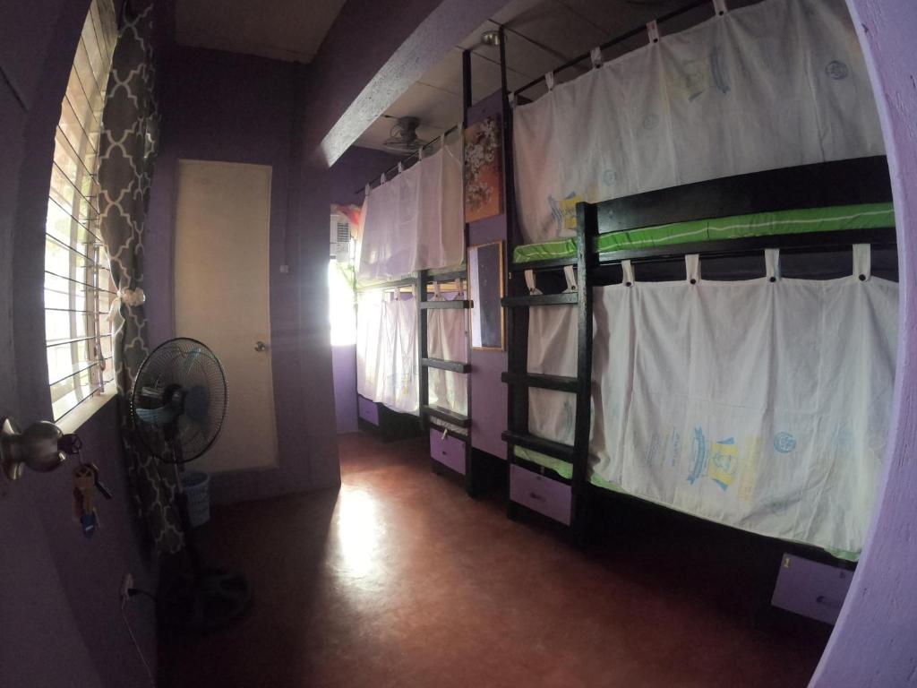 Palanda nebo palandy na pokoji v ubytování Casa Isabel Hostel