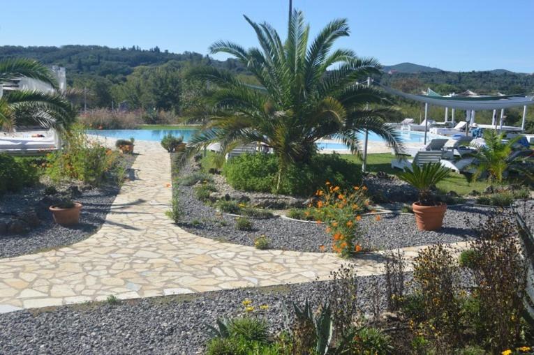 Bazén v ubytování PULADES RESORT nebo v jeho okolí