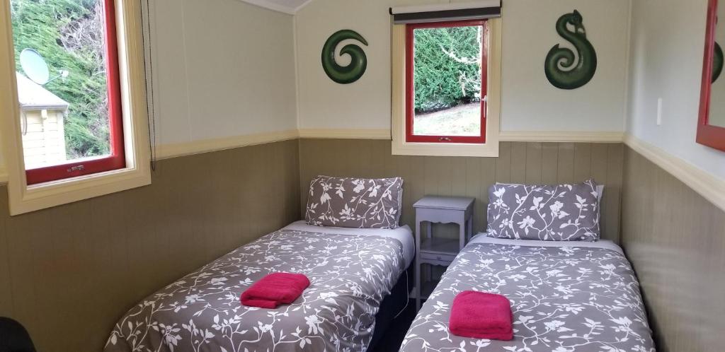 Letto o letti in una camera di The Whistling Frog Resort