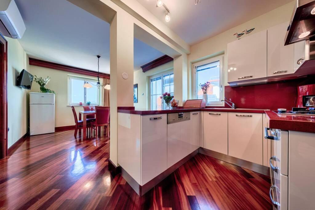 Kuchyň nebo kuchyňský kout v ubytování Seafront Apartment Duo