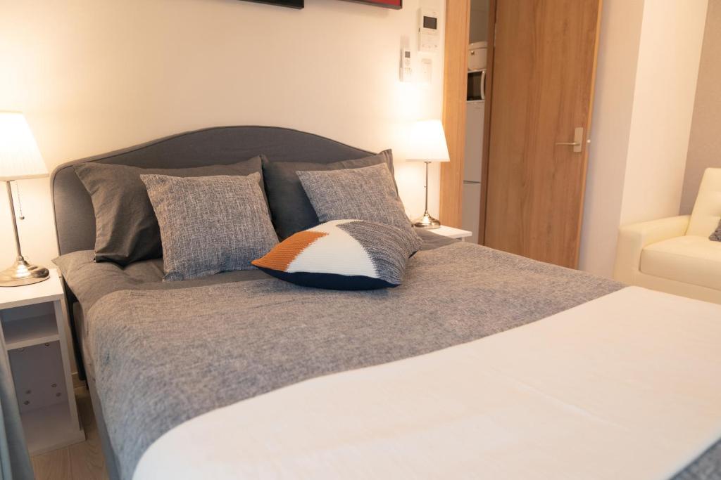 Giường trong phòng chung tại OSAKA SUNSHINE TOWER83