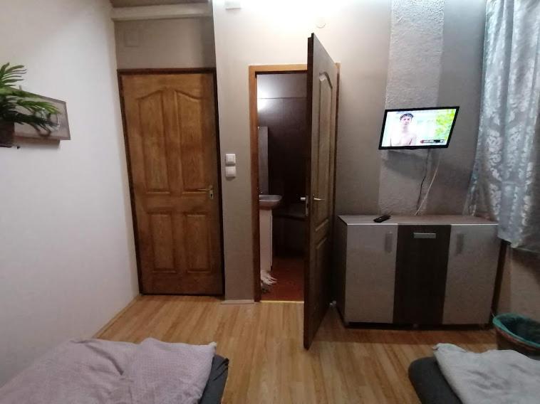 Televízia a/alebo spoločenská miestnosť v ubytovaní Silver Horse Ranch