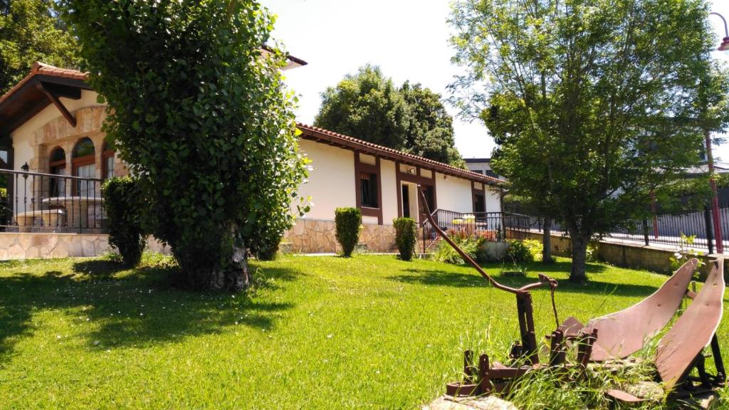 une maison avec une cour dans l'établissement Makala apartamentuak, à Zarautz