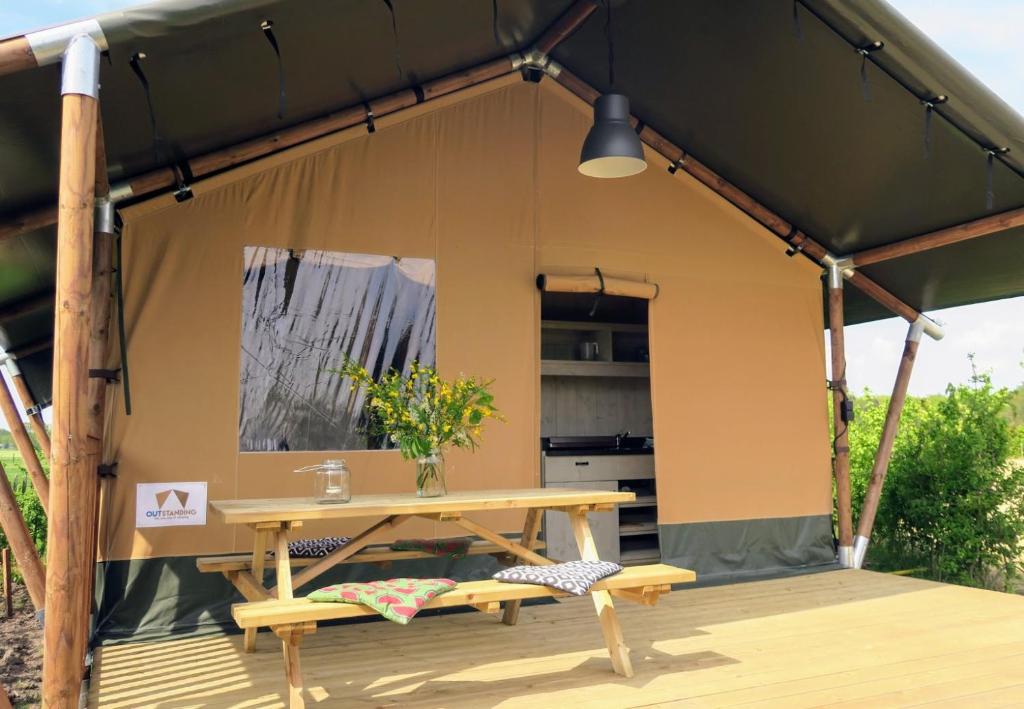 Budova, kde se the luxury tent nachází