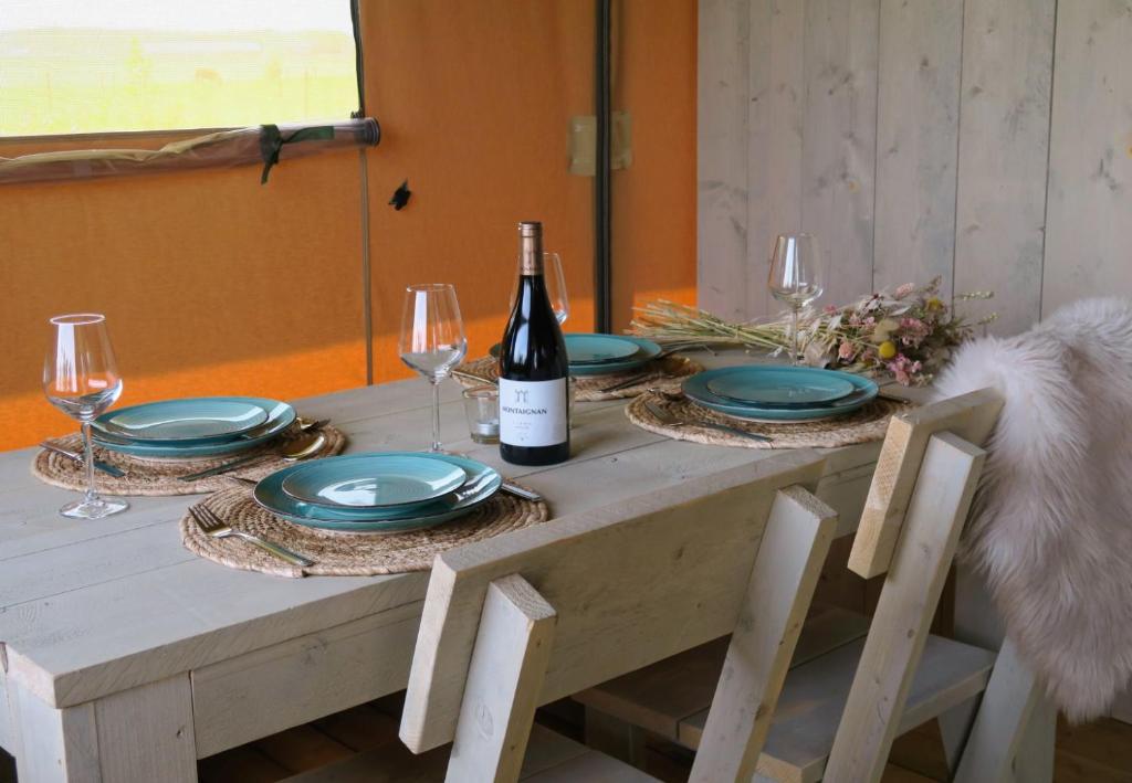 Nápoje v ubytování Luxe safaritenten Petit013 - nieuw