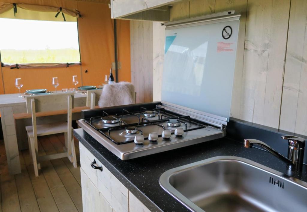 Kuchyň nebo kuchyňský kout v ubytování Luxe safaritenten Petit013 - nieuw