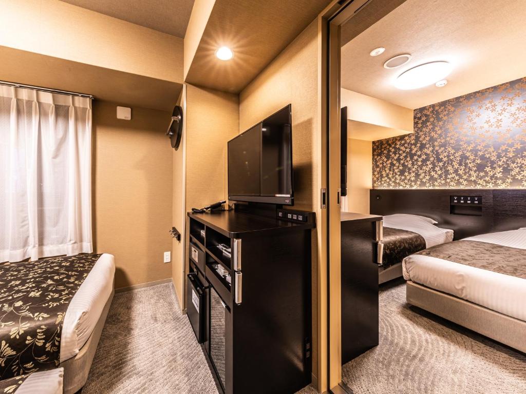 Postel nebo postele na pokoji v ubytování APA Hotel Shin Osaka Eki Tower