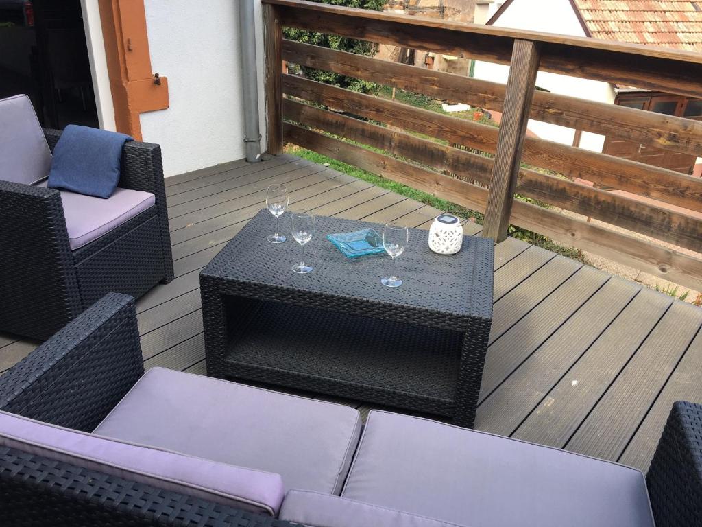 En balkon eller terrasse på Meublé tout confort, avec terrasse