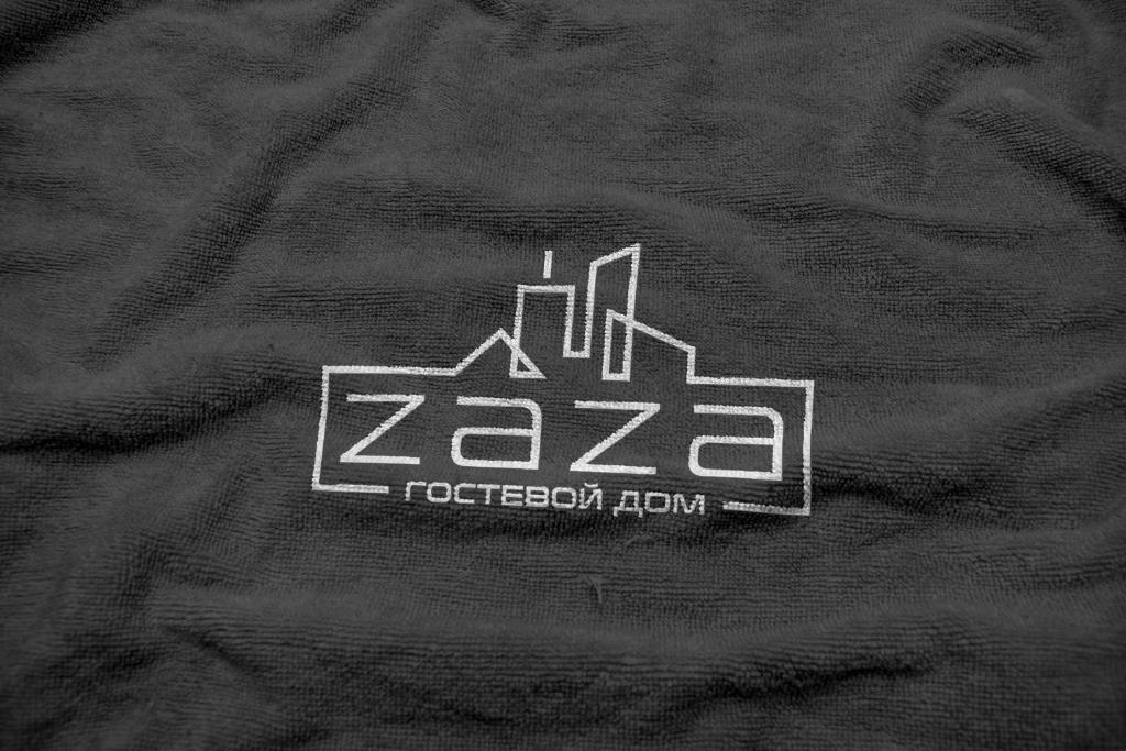 科布萊蒂的住宿－ZAZA Guest House，黑色衬衫上贴着零标志