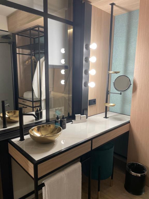 A bathroom at Nivia Born Boutique Hotel