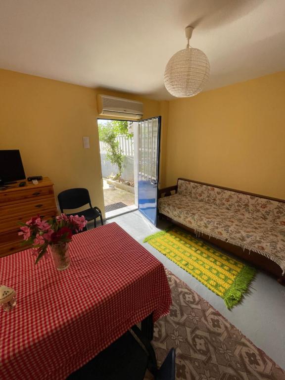 - une chambre avec un lit, une table et une fenêtre dans l'établissement Penelope, à Vrontádos