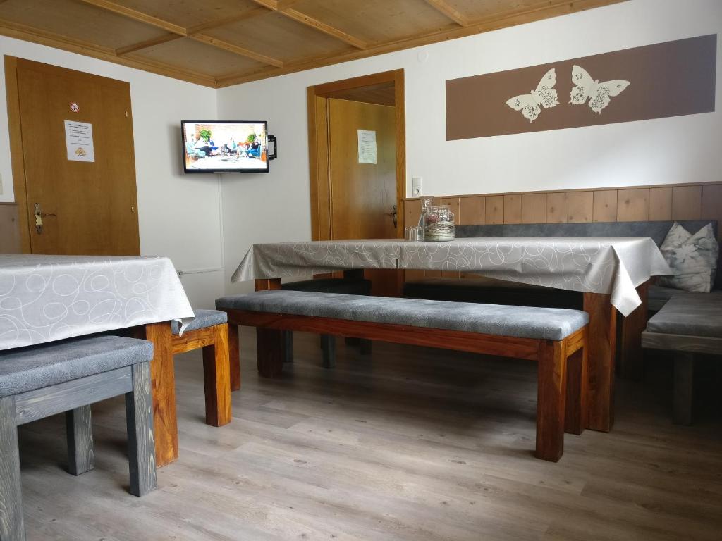 Televízia a/alebo spoločenská miestnosť v ubytovaní Appartement Catrin mit Sauna und E-Ladestation