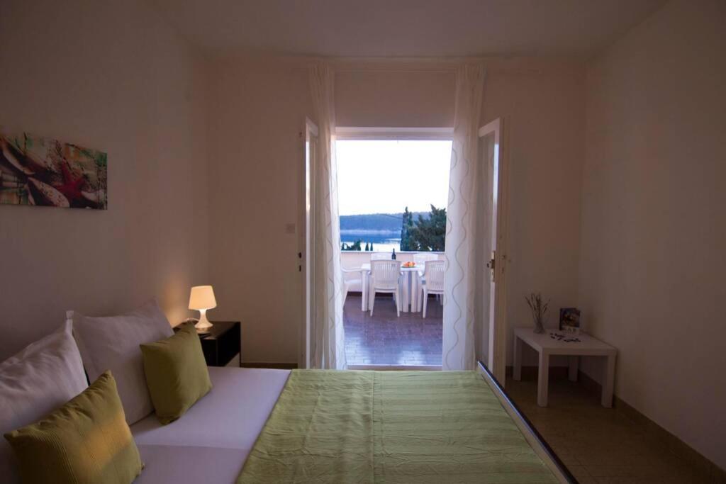 Postel nebo postele na pokoji v ubytování SEA VIEW APARTMENT with big terrace / 2 rooms