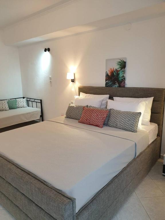 un grande letto bianco in una stanza con di V-Suites a Potos