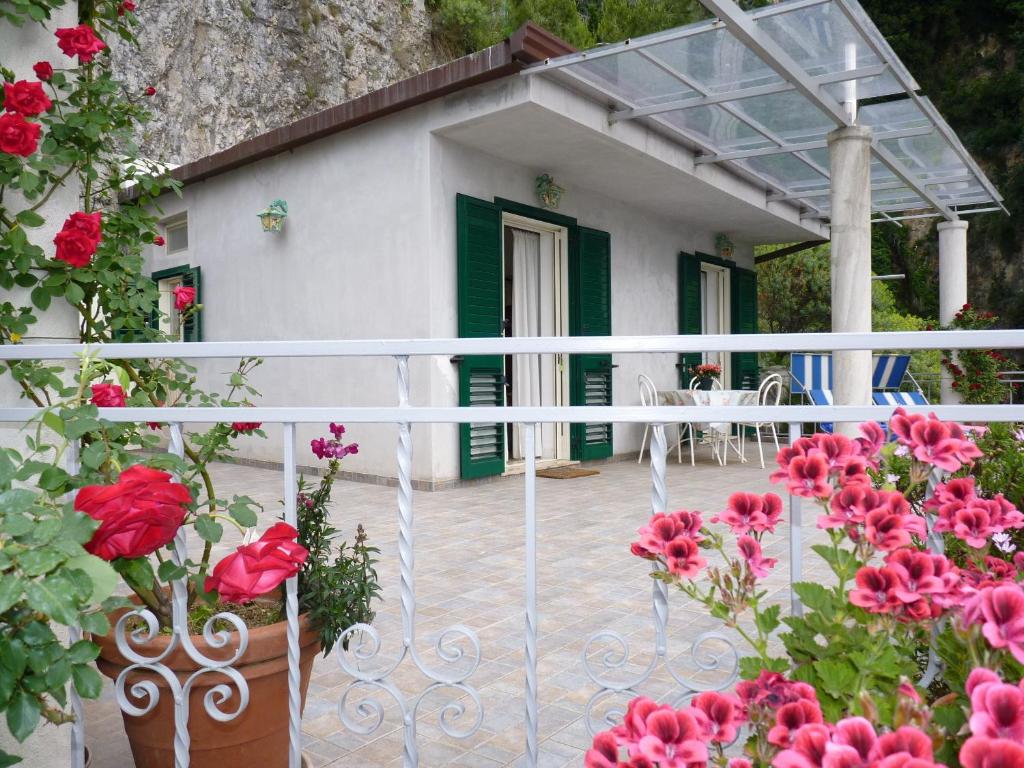 Casa con balcón con rosas rojas en Casa Fortunata, en Positano