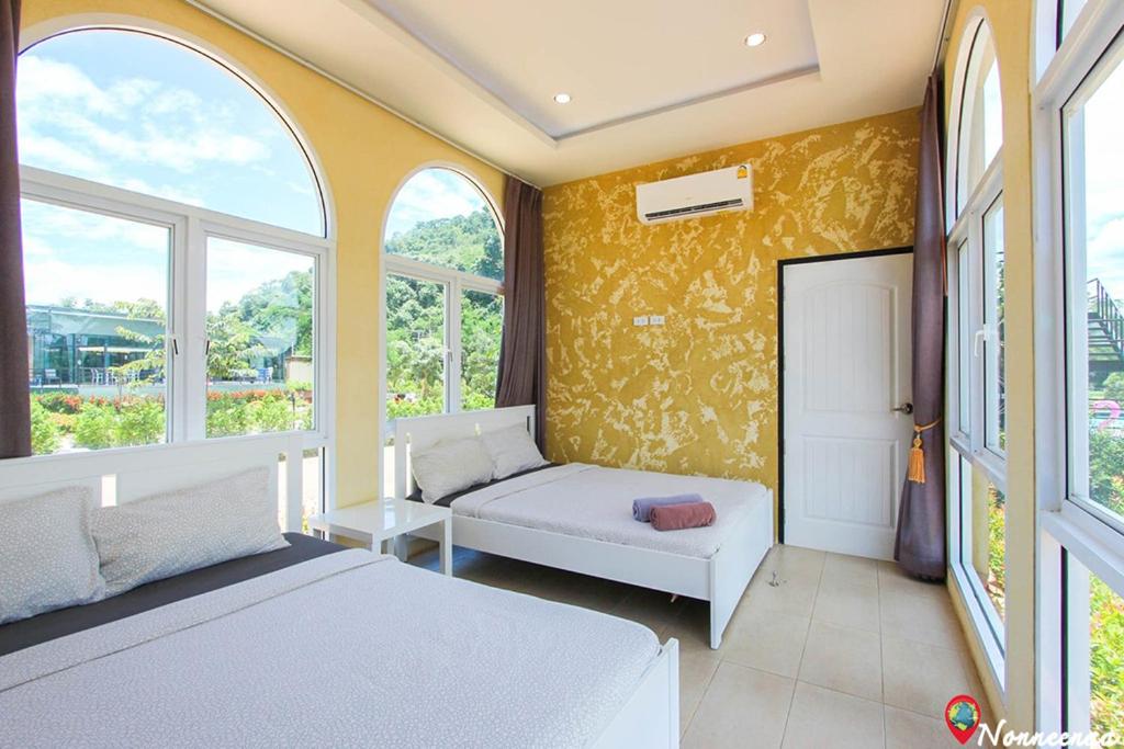 Postel nebo postele na pokoji v ubytování The X10 private pool villa khaoyai SHA Certified เขาใหญ่