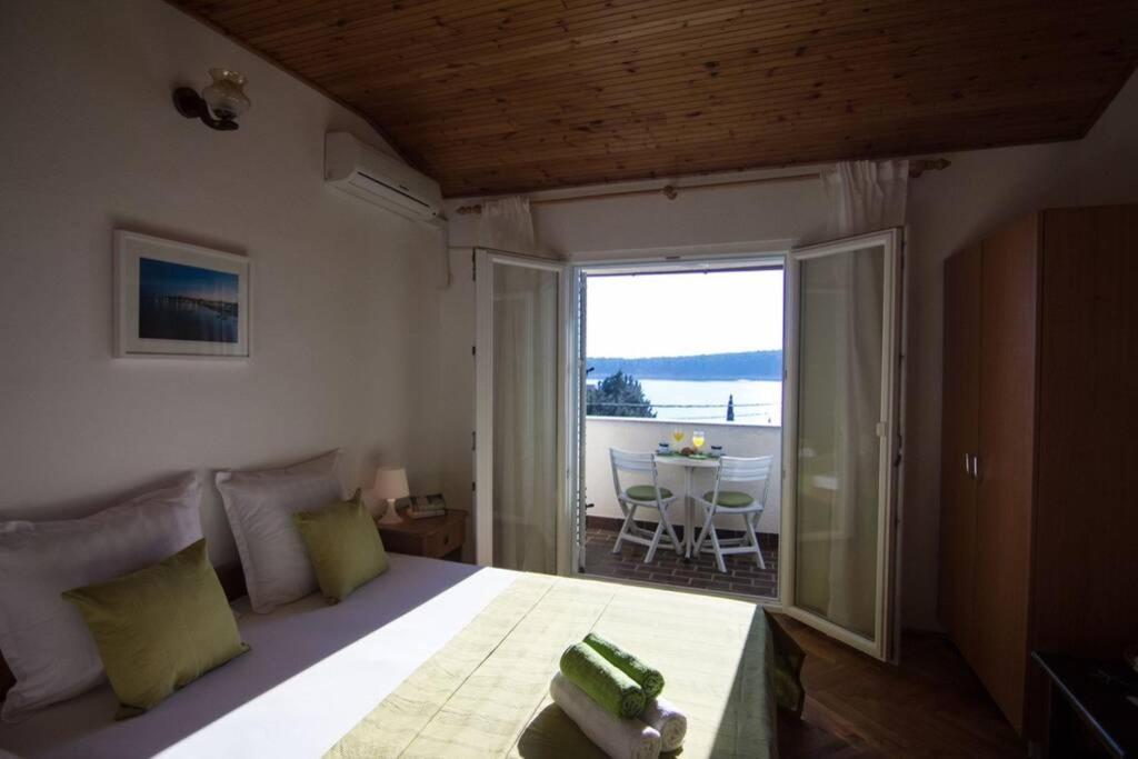 Posteľ alebo postele v izbe v ubytovaní SEA VIEW STUDIO with kitchen, balcony& aircon