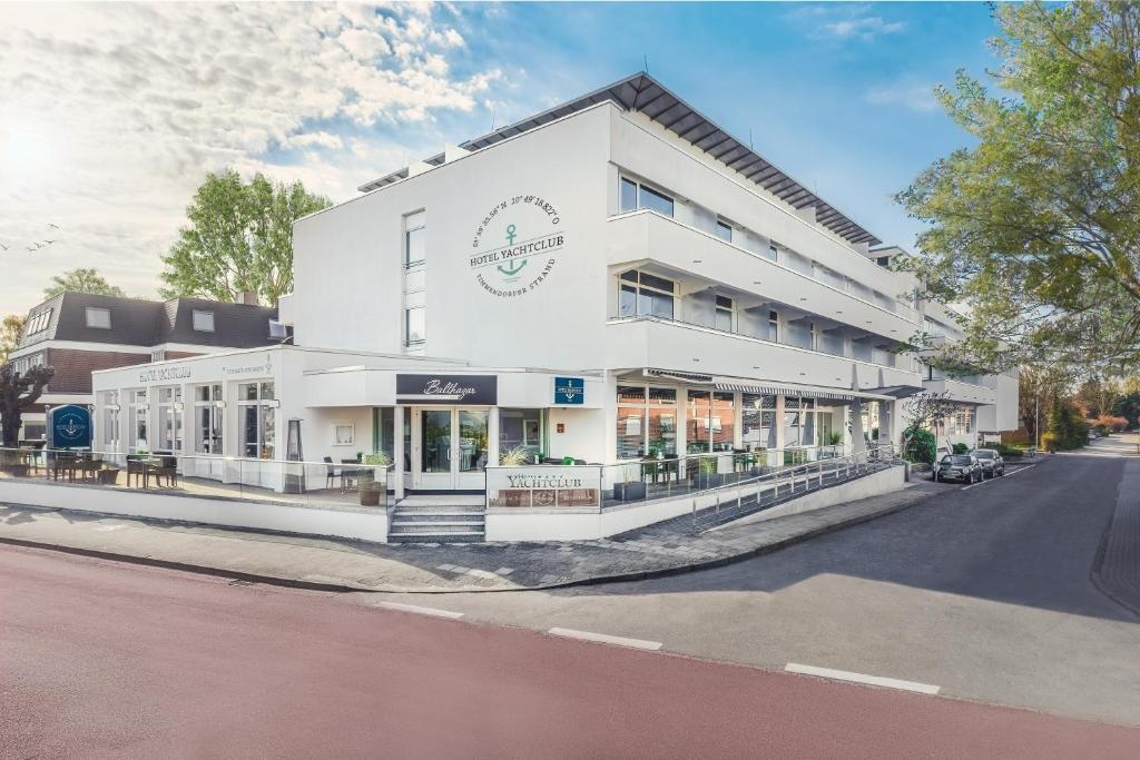 a white building on the side of a street at Ferienwohnung Yachtclub in Timmendorfer Strand