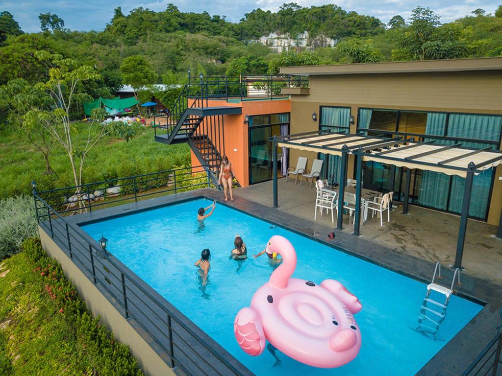 Poolen vid eller i närheten av The X10 private pool villa khaoyai Japan-Italian SHA Certified เขาใหญ่