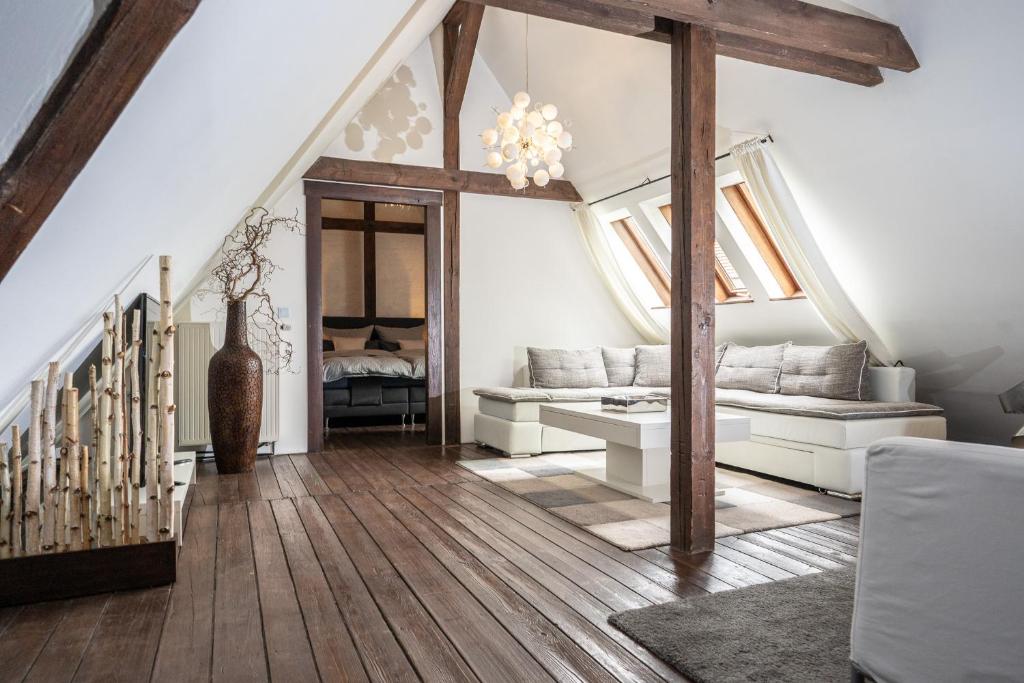 ワイマールにあるFerienwohnung am KunstTurmの天窓付きのアーチ型天井の屋根裏リビングルーム