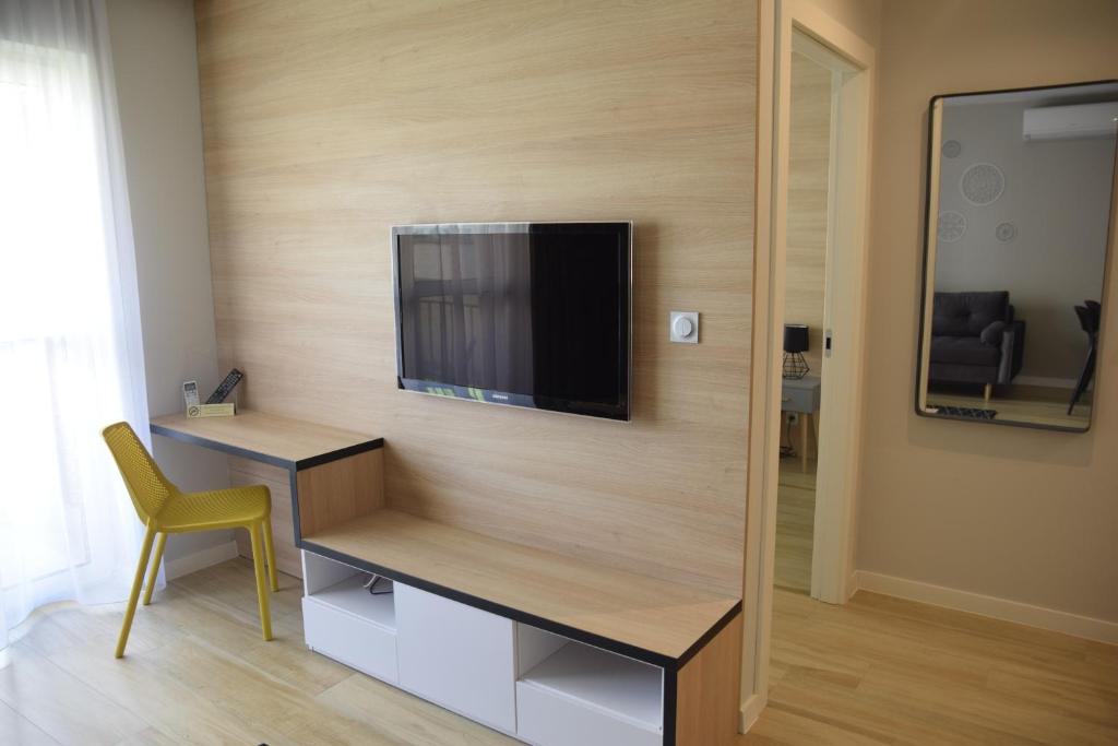 Televízia a/alebo spoločenská miestnosť v ubytovaní Apartament Pod Papugami