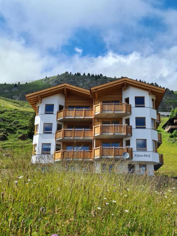 aominium building with a balcony on a hill at Alpen-Park Dachwohnung Ost in Riederalp