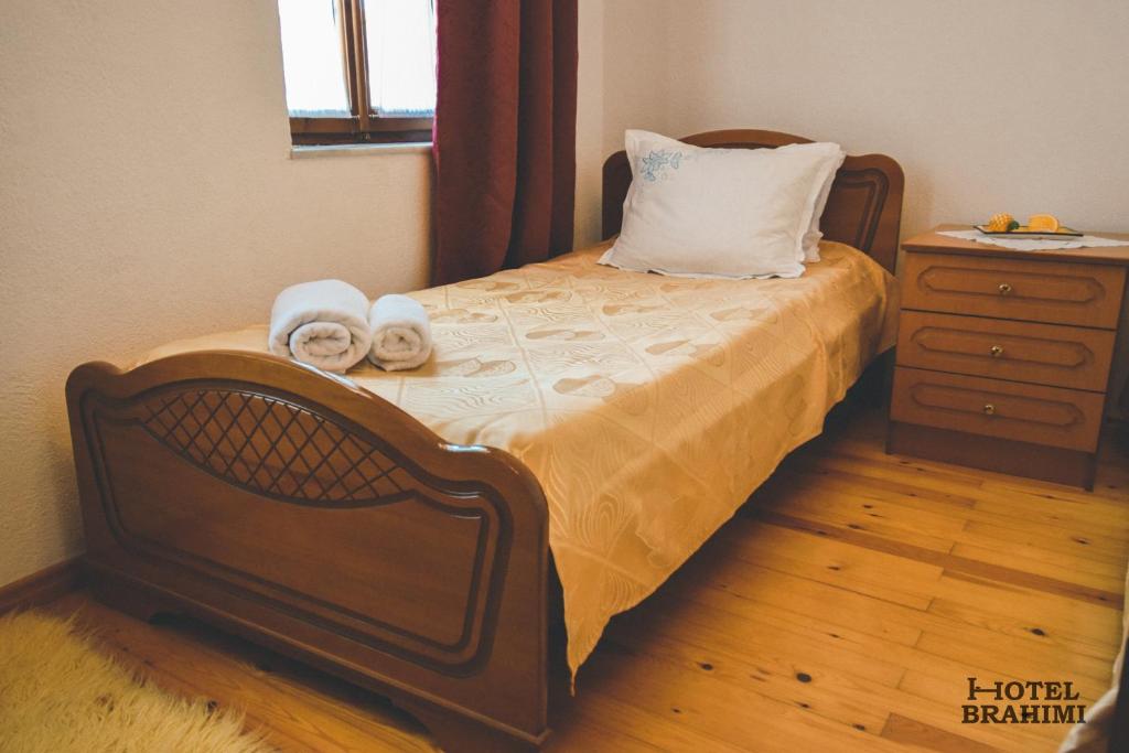 Una cama o camas en una habitación de Hotel Brahimi