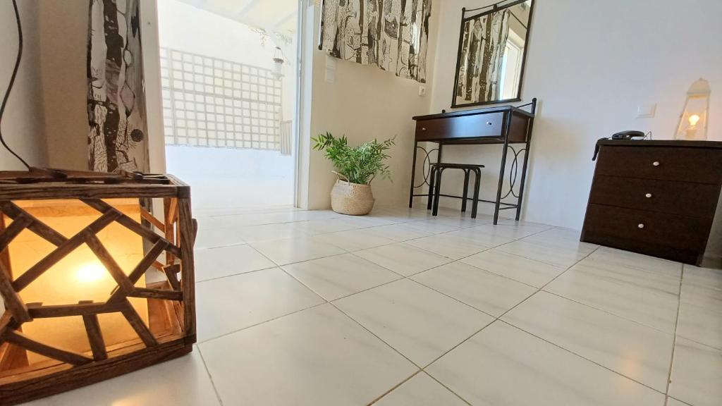 TV a/nebo společenská místnost v ubytování Koukounari 2 Rooms