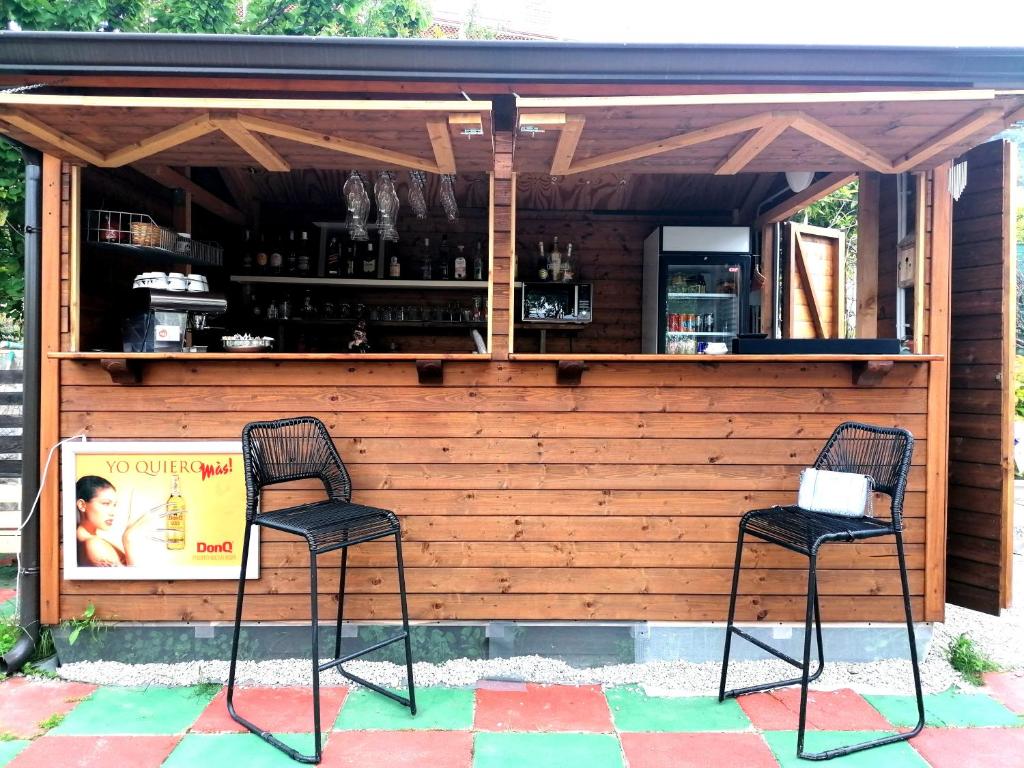 zwei Stühle vor einer Bar in der Unterkunft Afrodite Accomodation in Tropea