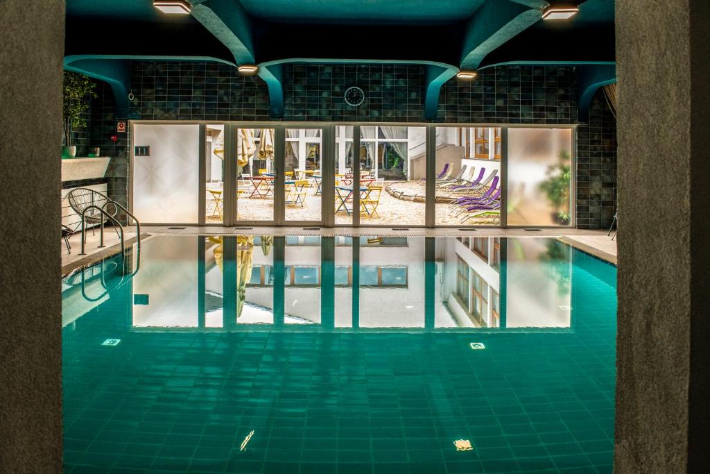 Tündérkert Hotel Noszvajの敷地内または近くにあるプール