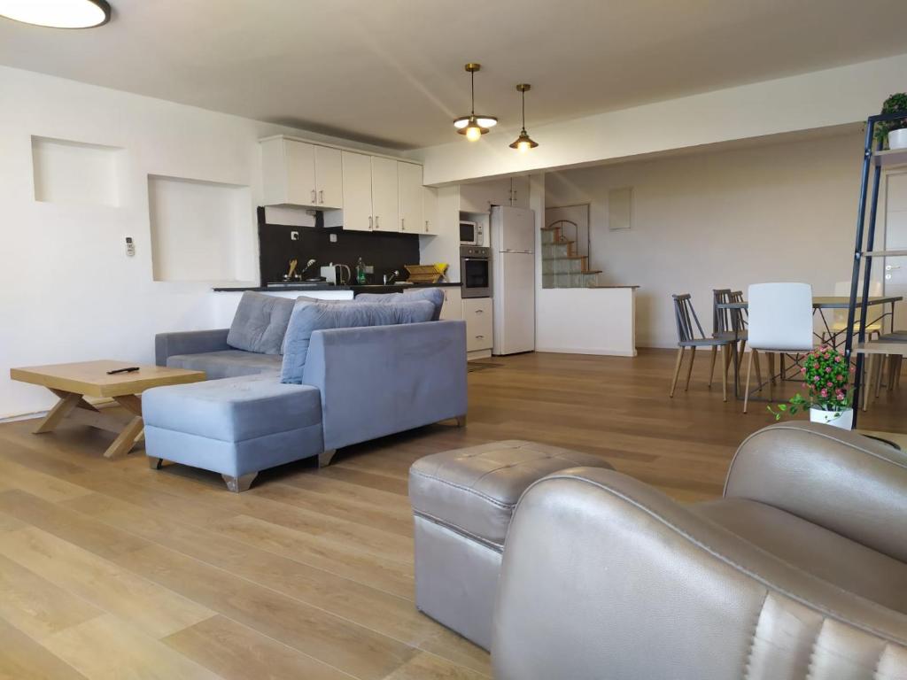 Il comprend un salon avec un canapé et une table. dans l'établissement Dekel-City center and Sea view -new listing, à Eilat