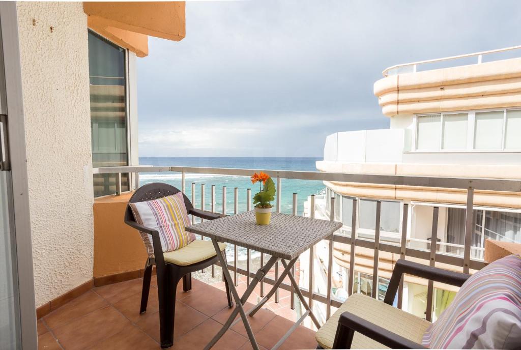 Un balcón o terraza de Nice apartment in front the beach