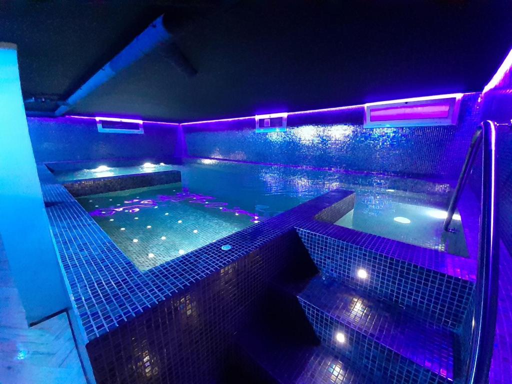 una piscina con luci viola in una casa di Barlovento Planet Costa Dorada a Vilafortuny