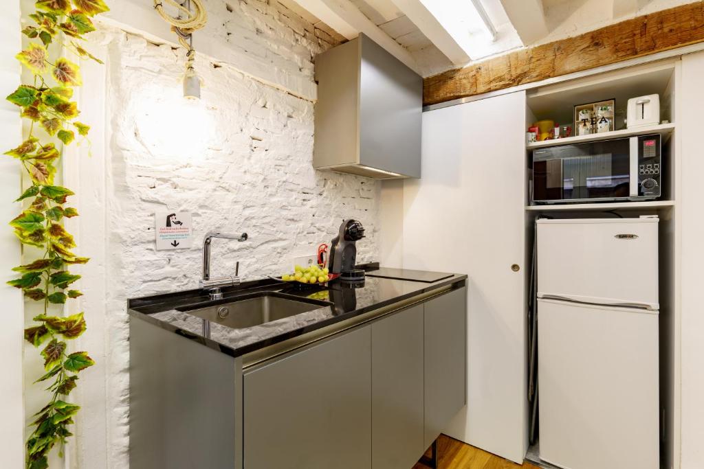 A kitchen or kitchenette at My Granada Garden - Catedral Lux Suite