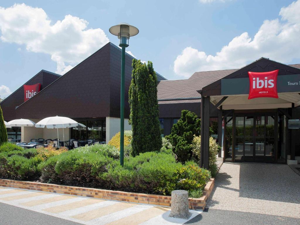 a building with a ups sign in front of it at ibis Tours Sud in Chambray-lès-Tours