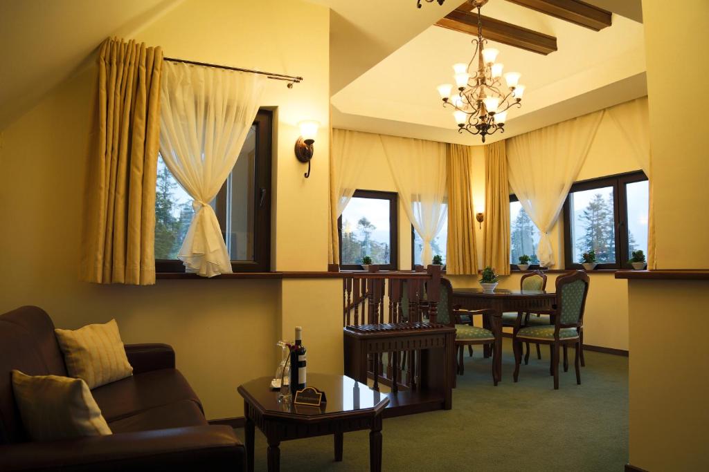 Posezení v ubytování Hotel Foisorul cu Flori