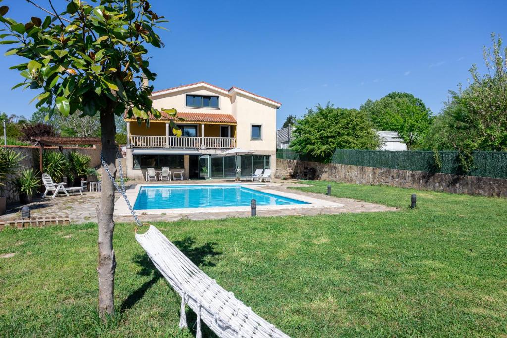 Bazén v ubytování LE LLAR casa con 2 PISCINAS 1 CLIMATIZADA INTERIOR muy cerca de Santiago de Compostela nebo v jeho okolí