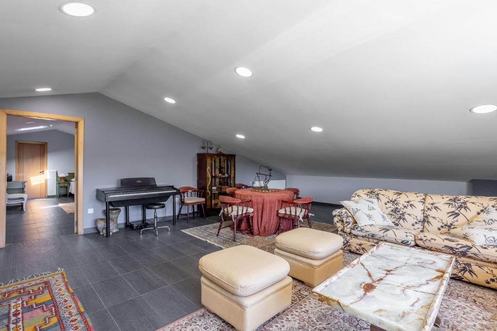 Posezení v ubytování LE LLAR casa con 2 PISCINAS 1 CLIMATIZADA INTERIOR muy cerca de Santiago de Compostela