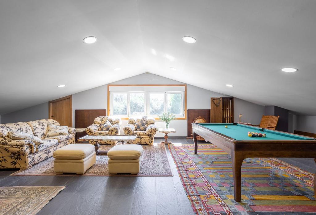 Biliár nebo kulečník v ubytování LE LLAR casa con 2 PISCINAS 1 CLIMATIZADA INTERIOR muy cerca de Santiago de Compostela