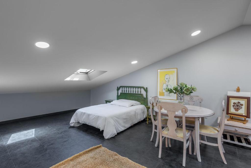 Postel nebo postele na pokoji v ubytování LE LLAR casa con 2 PISCINAS 1 CLIMATIZADA INTERIOR muy cerca de Santiago de Compostela