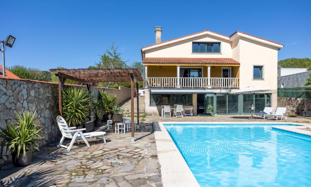 Bazén v ubytování LE LLAR casa con 2 PISCINAS 1 CLIMATIZADA INTERIOR muy cerca de Santiago de Compostela nebo v jeho okolí