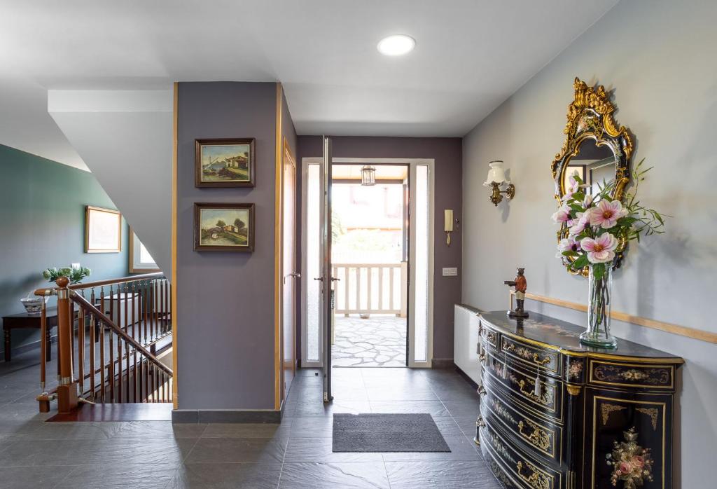 Fotografie z fotogalerie ubytování LE LLAR casa con 2 PISCINAS 1 CLIMATIZADA INTERIOR muy cerca de Santiago de Compostela v destinaci Amés