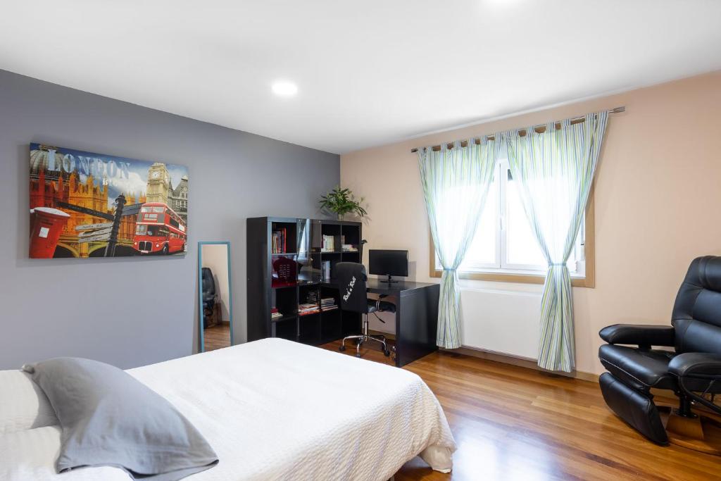Posezení v ubytování LE LLAR casa con 2 PISCINAS 1 CLIMATIZADA INTERIOR muy cerca de Santiago de Compostela