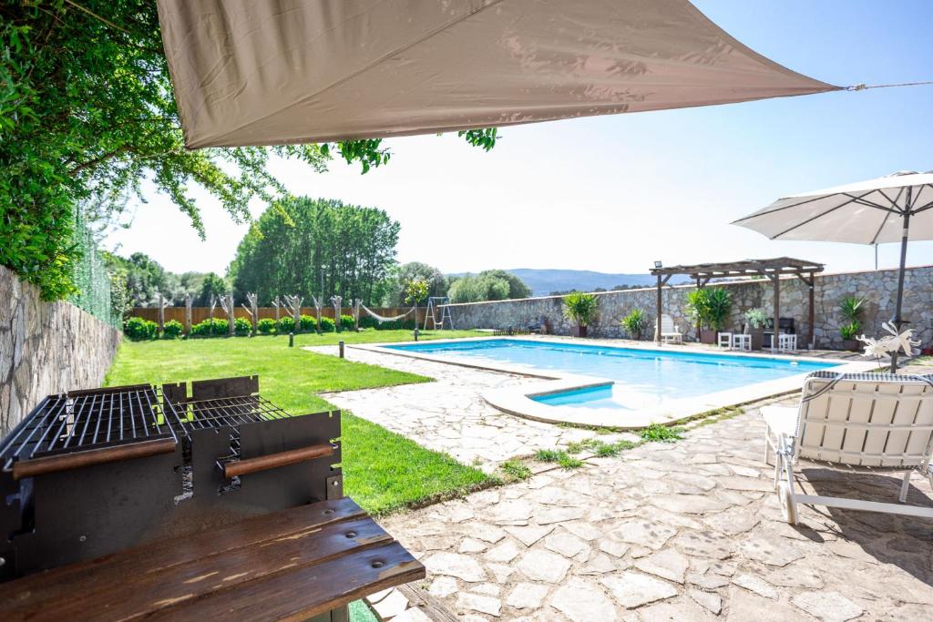 Bazén v ubytování LE LLAR casa con 2 PISCINAS 1 CLIMATIZADA INTERIOR muy cerca de Santiago de Compostela nebo v jeho okolí
