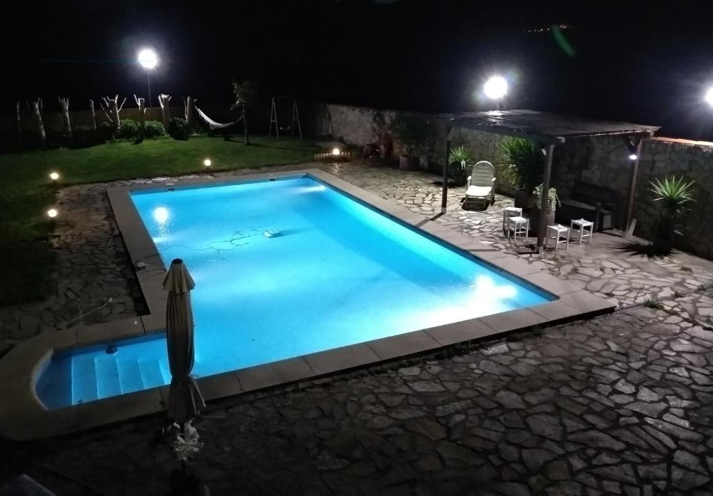 Bazén v ubytování LE LLAR casa con 2 PISCINAS 1 CLIMATIZADA INTERIOR muy cerca de Santiago de Compostela nebo v jeho okolí