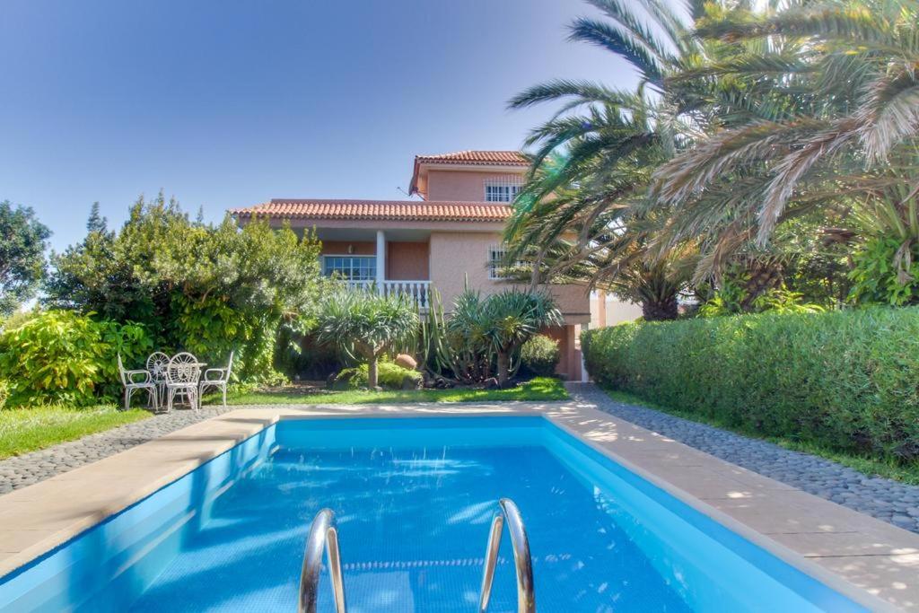 - une piscine en face d'une maison dans l'établissement Villa Morera, à Arafo