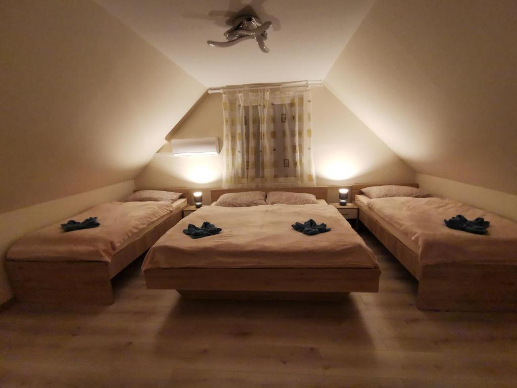 Sókristály Vendégház - Three-Bedroom Apartment