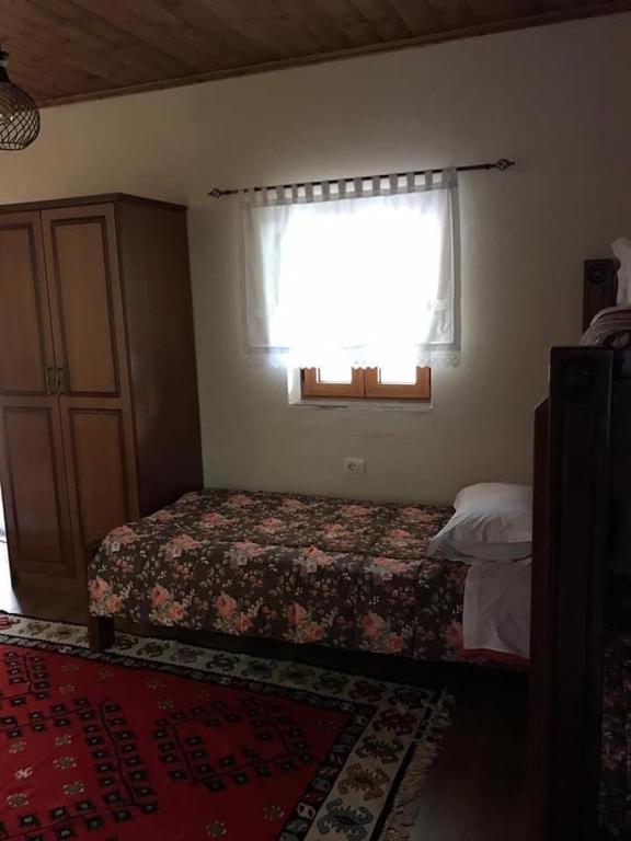 Postel nebo postele na pokoji v ubytování Bujtina Hadër Xhebro